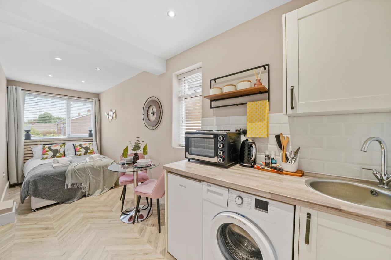 לונדון Cosy Heathrow Studios - Parking - Garden מראה חיצוני תמונה